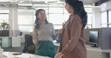 Çeşitli kadın iş arkadaşlarının tablet tıklaması olumlu sonuç veriyor, ofis masasında beşlik çakıyor. İşbirliği, takım çalışması, enerji verici, modern, profesyonel, yenilik, iletişim