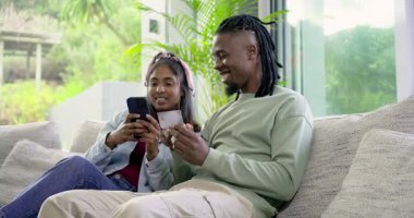 Çeşitli çiftler pencere kenarındaki koltukta akıllı telefonları kaydırıyor, beşlik çakışıyorlar ve kredi kartlarını dinliyorlar. Romantik, teknoloji, bağlantı, rahatlama, modern, güven, mutluluk