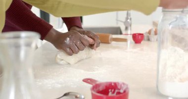 Un kavanozunu sökmek, Asyalı Hintli kadın, mutfakta hamur yoğurmak için hamur yoğuran Afrikalı Amerikalı adam. Fırın, işbirliği, aşçılık, dekor, kırsal, ev yapımı, takım çalışması