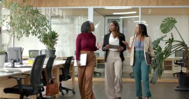 Ofisteki çeşitli bayan meslektaşlar, beyaz klasörle tableti incelerken iş birliği yapıyorlar. Profesyonel, takım çalışması, işbirliği, modern, kurumsal, nişanlı, odaklanmış