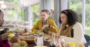 Dördüncü arkadaş olarak gelen çeşitli arkadaşlar yemek masasında kahvaltıyı paylaşıyorlar. Yoldaşlık, gündelik, kırsal, çağdaş, sosyal, yemek, mutluluk