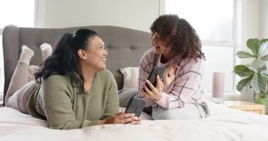 Yatak odasına eğilmiş çeşitli bayan arkadaşlar aramaya başlamak için telefon sallıyor, telefonu uzatıyor ve kıkırdıyor. Arkadaşlık, bağlantı, teknoloji, konforlu, samimi, yaşam tarzı, rahatlama