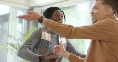 Farklı arkadaşlar evlerinde buluşuyorlar, beşlik çakıyorlar, kucaklaşıyorlar, futbol oynuyorlar, kapının ötesini gösteriyorlar. Arkadaşlık, birleşme, bağlantı, neşe, mutluluk, sıcaklık, gündelik