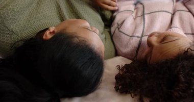 Yatak odasında uzanmış el kol hareketleri ve gülüşmeler yapan iki kadın arkadaş. Arkadaşlık, samimiyet, iletişim, rahatlama, sıcaklık, bağlantı, gündelik