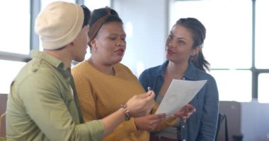 Çeşitli iş arkadaşları kalemi kağıda doğrultuyor, ofis salonunda taslak hazırlamak için okuma ve el kol hareketi yapıyorlar. İşbirliği, beyin fırtınası, takım çalışması, iletişim, profesyonel, modern, yaratıcı