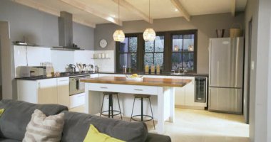 Kayıt başladığında, kamera beyaz adayı ve mutfaktaki paslanmaz buzdolabını kaydediyor. Çağdaş, minimalist, yaşam tarzı, iç mekan, ev, tarafsız, parlak