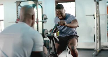 Afrika kökenli Amerikalı erkek stajyer kürek çeken antrenör, spor salonundaki güç için temsilcileri sayıyor. Güç, zindelik, eğitim, dayanıklılık, motivasyon, atletizm, refah