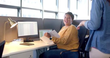 Afro-Amerikalı kadın çalışma çizelgesi, çalışma masasında esniyor, kahve ikram ediyor, fotokopi çekiyor. İş, takım çalışması, işbirliği, modern, profesyonel, işyeri, verimlilik