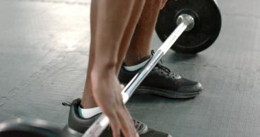 Yüklü halterler, Afrika kökenli Amerikalı adam hareketli duruş, güç için spor salonunda sıkıca kavrama. Güç, spor, spor, kas, antrenman, spor, güç.