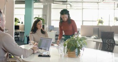 Yirmili yaşlardaki bir kadın, toplantı sırasında anahtar noktaları sunan belgeler alıyor. Kopyalama alanı. İşbirliği, takım çalışması, iletişim, profesyonel, modern, kurumsal, katılım