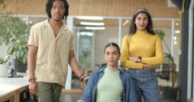 Çevredeki ışık tetiklendikçe çeşitli iş arkadaşları resmi pozdan modern ofiste gülümsemeye geçiyorlar. İşbirliği, çeşitlilik, takım çalışması, profesyonel, modern, iletişim, dostça