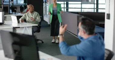 Muhtelif iş arkadaşları üst düzey meslektaşlarını selamlıyor, arama ve değerlendirme grafiklerini durduruyor, kopyalama alanını inceliyor. Profesyonel, işbirliği, iletişim, modern, teknoloji, takım çalışması, dijital