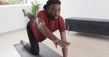 Yoga minderi rutinine başlıyorum. Antrenman kıyafetli bir adam güç için geri dönen bir av köpeğine dönüşüyor. Zindelik, sağlık, istikrar, yansıma, farkındalık, vücut bakımı, dinginlik