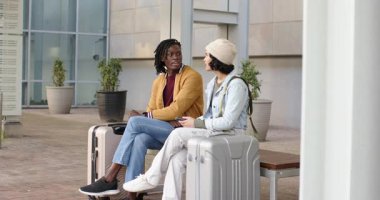 Ara verildiğini fark eden, çeşitli arkadaşlar bankta bavullarıyla oturmuş beklerken sohbet ediyorlar. Gezginler, kentsel, gündelik, arkadaşlık, rahatlama, iletişim, yaşam tarzı