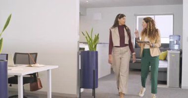 Ofis koridoruna girdikten sonra çeşitli kadın iş arkadaşları planı tartışıp tableti işaret ettiler. İşbirliği, takım çalışması, profesyonel, modern, iletişim, tartışma, üretkenlik