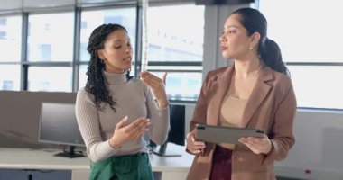 Çeşitli bayan meslektaşlar tablet ve jest planı kullanıyor, gülümsüyor ve ofiste beşlik çakıyor. İşbirliği, takım çalışması, iletişim, üretkenlik, modern, profesyonel, motivasyon