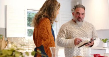 Birkaç tıkırtı tableti, merdaneye işaret ederek mutfakta yemek pişirme adımlarını açıklıyor. Yemek pişirme, tarif, mutfak, ev yemeği, işbirliği, aşçılık, yerli