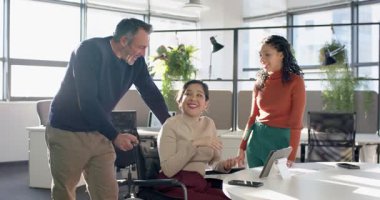 Tablet tıkırtısından sonra, çeşitli iş arkadaşları masa başında tekerlekli sandalyeye yaslanmış, ofiste birlikte gülüyorlardı. İşbirliği, dostluk, takım çalışması, ulaşılabilirlik, çeşitlilik, yenilik, pozitiflik