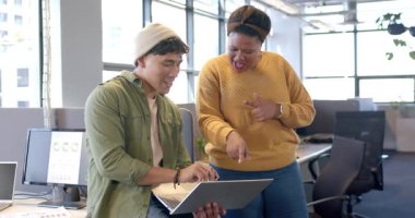 Çeşitli iş arkadaşları inceleme talebine cevap veriyor. Dizüstü bilgisayarda Stylus görevdeyken çizelgeyi vurguluyorlar. İşbirliği, çalışma alanı, dokunmatik ekran, yenilik, takım çalışması, dijital, üretkenlik