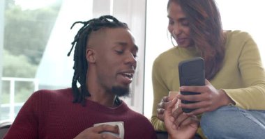 Farklı çiftler, oturma odasındaki kanepede fincanlardan yudum yudum yudumluyorlar. Romantizm, bağlantı, eğlence, arkadaşlık, modern, samimi, iletişim