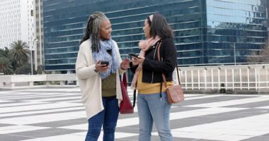 Plaza 'daki çeşitli bayan arkadaşlar, kıdemli tutuklu ve akıllı telefonları dinleyen, güzergahı karşılaştıran arkadaşlar. Kentsel, dostluk, iletişim, teknoloji, ortaklık, yaşam tarzı, modern