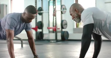 Afro-Amerikan koç ve stajyer şınav çekiyor paspasa el çakıyor, fotokopi çekiyor. Fitness, strength, team work, motivasyon, training, determination, well