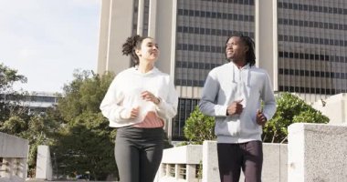 Arkadaşlık, çeşitli arkadaşlıkları motive eder. Yürüme mesafesinde koşu yaparlar. Ofis binasında yavaşlar ve sohbet ederler. Motivasyon, yoldaşlık, açık hava, günlük, kentsel, enerjik, yaşam tarzı