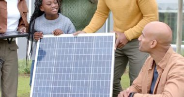 Hücreleri gösterdikten sonra, çeşitli aileler bahçedeki enerji tasarruflarını görmek için panelleri inceliyor. Sürdürülebilirlik, yenilenebilirlik, teknoloji, toplum, eğitim, açık hava, çevre dostu