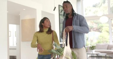 Çeşitli çiftler eve ellerinde alışveriş torbalarıyla dönüyorlar, sohbet ediyorlar ve yemek planlıyorlar, kucaklaşıyorlar. Romantizm, yerli, modern, yaşam tarzı, bağlantı, şefkat, yeşillik