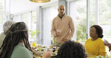 Herkes kadehleri tokuştururken çeşitli aile babaları yemek masasında kadeh kaldırıyor. Kutlama, birliktelik, neşe, sıcaklık, konukseverlik, neşe