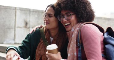 Çeşitli bayan arkadaşlar ekran dışı görüntülere tepki veriyor. Banktaki kahve fincanlarından gülüyor ve içiyorlar. Gündelik, arkadaşlık, kentsel, yaşam tarzı, samimiyet, bağlantı, rahatlama