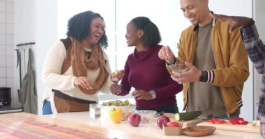 Mutfak adasında gülüşmeler, çeşitli arkadaşlar salata çeşnileri, soslar, savurmalar ve hayranlık. Grup, işbirliği, aşçılık, yaşam tarzı, taze, canlı, yerli