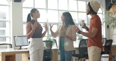 Ofisteki çeşitli iş arkadaşları ofiste toplanıyor, projeyi tartışıyor, kahvelerini yudumluyorlar. Profesyonel, işbirliği, iletişim, takım çalışması, modern, enerjik, yaratıcı