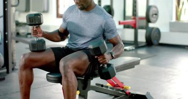 Halterleri kavramak için bankta oturmak, eğilim gösteren Afrikalı Amerikalı bir adam, spor salonunda düz presler. Güç, zindelik, spor, egzersiz, eğitim, fizik, motivasyon.