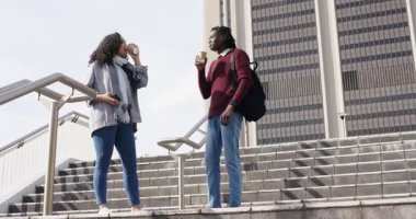 Kahve fincanlarını yudumladıktan sonra çeşitli iş arkadaşları şehir merdivenlerinden telefonla inerken sohbet ettiler. İşbirliği, ağ oluşturma, gündelik, profesyonel, modern, canlı, iletişim