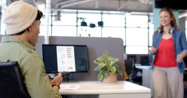 Çeşitli iş arkadaşları akıllı telefon tebligatına cevap veriyor. Masada selamlaşıp çizelgeleri tartışıyorlar. İşbirliği, iletişim, takım çalışması, modernlik, profesyonel, dijital etkileşim, canlı