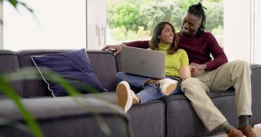 Çeşitli çiftler kanepeye yerleşiyor, adam eleştiri için dizüstü bilgisayarı işaret ediyor ve kadın kupasını yudumluyor. Romantik, arkadaşça, samimi, modern, iletişim, boş zaman, birliktelik