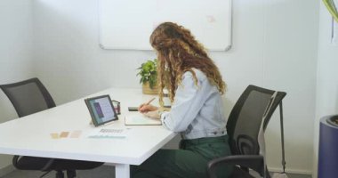 Kadın, palet tasarımı sunuyor ofiste kahve tableti yudumluyor, mekanı kopyalıyor. Yaratıcı, profesyonel, çalışma alanı, minimalist, üretkenlik, tasarım, teknoloji