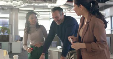 Çeşitli iş arkadaşları işaretleri topluyor ve toplantılarda fikirlerini kağıda döküyor. İşbirliği, beyin fırtınası, takım çalışması, çalışma alanı, iletişim, yenilik, yaratıcılık