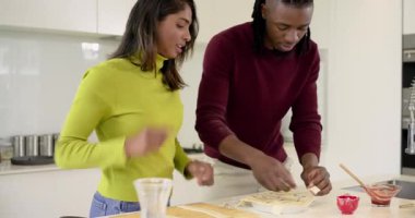 Afrika kökenli Amerikalı ve Hintli çiftler adada turta yemek için meyve tabağı örüyorlar. Pişirme, takım çalışması, kırsal, neşeli, aşçı, yerli, işçilik