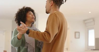 Oturma odasına giriyorlar, çeşitli çiftler el ele tutuşuyorlar, sallanıyorlar ve saati bileklerine takıyorlar. Romantizm, samimiyet, bağlantı, uyum, yaşam tarzı, minimalist, samimiyet