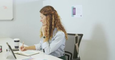 Jotting notları, kadın tablet ve kaydırmalı telefon, ofiste kumaş örnekleri, kopyalama alanı. Profesyonel, çalışma alanı, organizasyon, yaratıcı, modern, odaklanma, üretkenlik