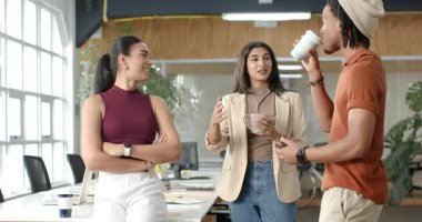 Çeşitli iş arkadaşları seramik bardakları tutan fikirleri tartışırken masa başında yemek kupalarını kaldırıyorlar. İşbirliği, takım çalışması, modern, profesyonel, iletişim, canlı, işyeri