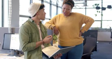 Çeşitli iş arkadaşları ofis masasında Asyalı adamla bilgisayar açıp Stylus 'u işaret eden verileri tartışıyor. İşbirliği, takım çalışması, yenilik, profesyonel, iletişim, modern, üretkenlik