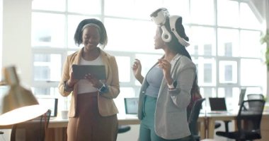 Meslektaşının jestinden sonra, Afrikalı Amerikalı meslektaşlar VR kulaklığını ofisinde tabletle test ediyorlar. İşbirliği, yenilik, teknoloji, iş, profesyonel, fütürizm, takım çalışması
