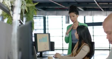 Çeşitli iş arkadaşları masa başında yazı yazıyor. Analistleri takip ediyor. Göğüs üstüne el koyuyorlar ve bar tablosunu açıklıyorlar. İşbirliği, veri, sunum, iş, takım çalışması, analitik, modern