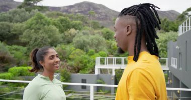 Sohbetten sonra spor giyim sektöründe çeşitli çiftler içkilerini yudumlayıp balkondaki telefonları kontrol ediyorlar. Açık hava, dostluk, refah, iletişim, boş zaman, modern, canlı