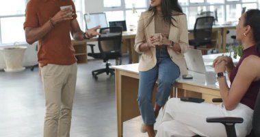 Ofisteki çeşitli iş arkadaşları siyahi adamın konuşmasını takip etme planını tartışıyor, akıllı telefonları kaydırıyor. İşbirliği, takım çalışması, iletişim, modernlik, gündelik, profesyonel, dijital etkileşim