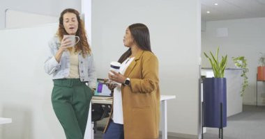 Telefondaki güncellemeyi gördükten sonra, çeşitli bayan iş arkadaşları masadaki planı gösteriyor ve tartışıyor. İşbirliği, ofis, dostluk, iletişim, takım çalışması, gündelik, profesyonel