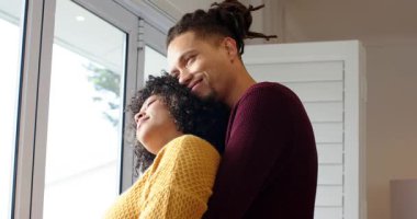 Çeşit çeşit çift, kadının arkasından sarılarak camdan dışarı bakıp huzuru paylaşan bir erkek gibi. Romantizm, samimiyet, huzur, şefkat, konfor, bağlantı, doğal ışıklandırma